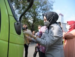 Kampanye Prokes dan Sosialisasi PPKM, Ketua DPRD Sumsel Tempel Stiker di Kendaraan R4