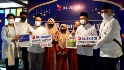 Dorong Digitalisasi, XL Axiata Tbk Bagikan Puluhan Laptop ke Ponpes Di Indonesia