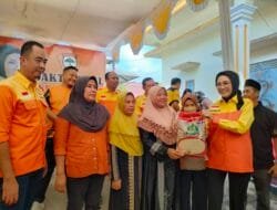 Ketua PDK Kosgoro 1957 Sumsel Salurkan 5 Ton Beras ke Warga