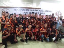 Pemuda Pancasila Sumsel Bagikan 500 Takjil untuk Pengguna Jalan