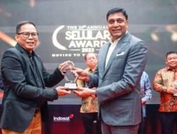 Vikram Sinha, President Director & CEO Indosat Raih CEO of the Year di Ajang Selular Award 2023