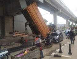 Bak Dump Truk Nyangkut di Stasiun LRT Asrama Haji Akibatkan Macet Panjang