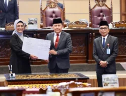 Pj Gubernur Agus Fatoni dan Ketua DPRD Sumsel Tandatangani Keputusan Bersama Persetujuan 3 Raperda