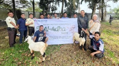 Rayakan Idul Adha 1445, Astra Motor Sumsel Serahkan Kurban Kambing