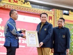 Pj Gubernur Agus Fatoni Terima Piagam dan Jas Kehormatan PWI Pusat pada Puncak HPN PWI Sumsel Tahun 2024