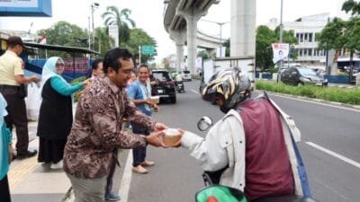 Solidarity Food Truck Jum’at Berkah Berbagi dengan Pejuang Nafkah