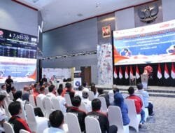 Penekanan Bel Perdagangan BEI Dalam Rangka Literasi Keuangan Bersama Para Atlet Panjat Tebing Indonesia