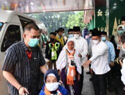 Sekda Sumsel Sambut Kedatangan 368 Jemaah Kloter 1 Debarkasi Palembang