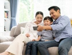 PT XLSMART Telecom Sejahtera Tbk (XLSMART) melalui layanan konvergensi XL SATU menghadirkan dua promo spesial di bulan Juni yaitu JUMBO (Juni Untung Maksimal, Bonus Optimal!) dan JUARA! (Rayakan Juni dengan Promo Murah Meriah). Promo ini dirancang khusus untuk memberikan nilai lebih kepada pelanggan baru yang mendaftar di bulan Juni, dengan akses internet rumah cepat dan stabil dan kuota HP sekeluarga dari XL SATU, pelanggan akan menikmati pengalaman digital terbaik dan meningkatkan kepuasan pelanggan, sekaligus promo ini akan memperluas jangkauan layanan konvergensi ke lebih banyak keluarga Indonesia.  Group Head Home Business Management XLSMART, Julius Goeinawan mengatakan, “XL SATU berkomitmen untuk terus memberikan layanan terbaik kepada pelanggan. Melalui promo JUMBO, pelanggan cukup membayar selama 10 bulan dan dapat menikmati layanan selama 12 bulan, lengkap dengan bonus Speed Upgrade selama setahun. Layanan XL SATU memungkinkan pelanggan untuk berselancar di dunia maya tanpa khawatir kehabisan kuota, mendukung aktivitas streaming, gaming dan browsing dengan lancar. Selain itu, promo JUARA! juga menghadirkan layanan internet rumah unlimited tanpa kuota dengan kecepatan hingga 1 Gbps, dan tersedia akses ke layanan OTT serta channel unggulan yang semakin memperkaya pengalaman digital pelanggan.”  Julius menambahkan dengan hadirnya promo JUMBO dan JUARA!, XL SATU berharap dapat memenuhi kebutuhan pelanggan akan layanan internet yang cepat dan handal. Pelanggan kini dapat lebih leluasa dalam menjalani aktivitas online, baik untuk keperluan pekerjaan maupun hiburan. Ini adalah langkah nyata dari XL SATU untuk terus berinovasi dan memberikan nilai tambah bagi setiap pelanggan.  XL SATU mengajak semua pelanggan untuk memanfaatkan promo menarik ini di bulan Juni. Dengan internet kencang dan bonus istimewa, pengalaman berinternet akan semakin maksimal. Pelanggan baru tidak hanya mendapatkan layanan internet yang handal, tetapi juga nilai lebih yang membuat pengalaman pelanggan semakin memuaskan.