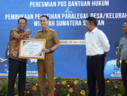 Atas Komitmennya Dalam Mendukung Posbakum, Bupati OKI Mendapat Penghargaan dari Kemenkumham