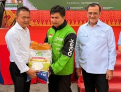 Bank Sumsel Babel Bersama Pemprov Sumsel Bagi Beras untuk Driver Online