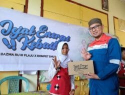100 Pasang Sepatu Untuk Siswa SD di Banyuasin, Bazma Kilang Pertamina Plaju Tebar Jejak Energi Kebaikan