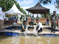 Perkuat Ketahanan Pangan, Lanud SMH Bersama Bank Indonesia Tebar 5.000 Bibit Ikan Gurami