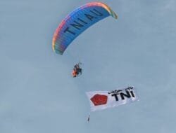 Aksi Udara Spektakuler: Paramotor Lanud Sri Mulyono Herlambang Meriahkan Peringatan HUT ke-80 TNI