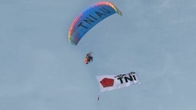 Aksi Udara Spektakuler: Paramotor Lanud Sri Mulyono Herlambang Meriahkan Peringatan HUT ke-80 TNI