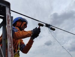 Jaga Keandalan Transmisi Jelang Hari Sumpah Pemuda, PLN UPT Palembang Bersihkan Benda Asing di Jaringan 70 kV Seduduk Putih–Boom Baru