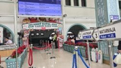 Meriahkan Libur Nataru, KAI Hadirkan Livery Tematik dan Ornamen Stasiun