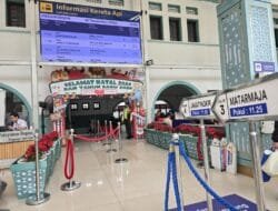 Meriahkan Libur Nataru, KAI Hadirkan Livery Tematik dan Ornamen Stasiun