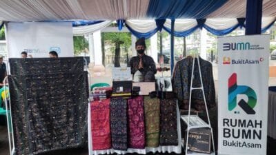 Bukan Sekadar Kain, Tenun Tuan Hidupkan Ekonomi Warga Lokal Palembang