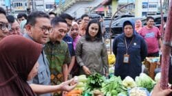Ratu Dewa Dampingi Mendag Pantau Harga Sembako di Pasar KM 5 Palembang Jelang Ramadan 1447 H