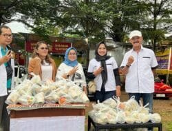 Ramadan Penuh Berkah : White Car Indonesia Sumsel Kolaborasi dengan Media Tebar Ratusan Takjil di Simpang Polda