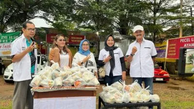 Ramadan Penuh Berkah : White Car Indonesia Sumsel Kolaborasi dengan Media Tebar Ratusan Takjil di Simpang Polda