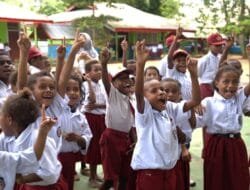 Danantara Indonesia dan PLN Salurkan 5.000 Paket Perlengkapan Sekolah untuk Anak di Tiga Provinsi