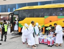 Kloter 11 Embarkasi Palembang Berangkat ke Tanah Suci, Jemaah Kenakan Pakaian Ihram Sejak dari Asrama Haji