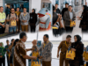 Garuda Indonesia Bikin Kejutan untuk Penumpang GA113, Bagikan Bingkisan Khas Palembang Jelang Terbang