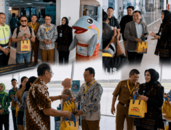 Garuda Indonesia Bikin Kejutan untuk Penumpang GA113, Bagikan Bingkisan Khas Palembang Jelang Terbang