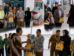 Garuda Indonesia Bikin Kejutan untuk Penumpang GA113, Bagikan Bingkisan Khas Palembang Jelang Terbang