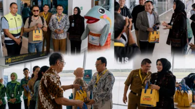 Garuda Indonesia Bikin Kejutan untuk Penumpang GA113, Bagikan Bingkisan Khas Palembang Jelang Terbang