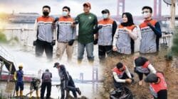 Enam Relawan Pertamina Peduli RU Plaju Turun Bersihkan Pesisir Sungai Musi