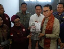 Wali Kota Palembang Ratu Dewa mendampingi Menteri Kebudayaan RI Fadli Zon saat mengunjungi Cagar Budaya Museum Pahlawan dr. A.K. Gani